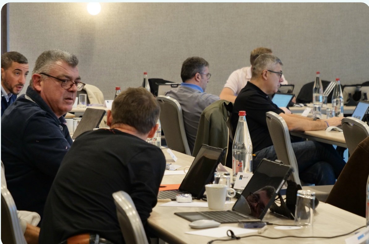Des professionnels participent à une formation en salle