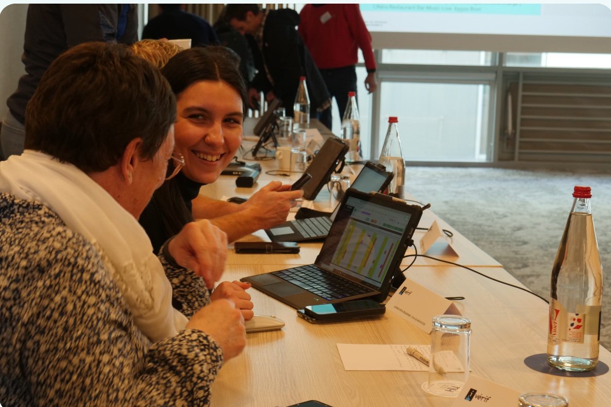 Deux participantes échangent pendant une formation Ivérif