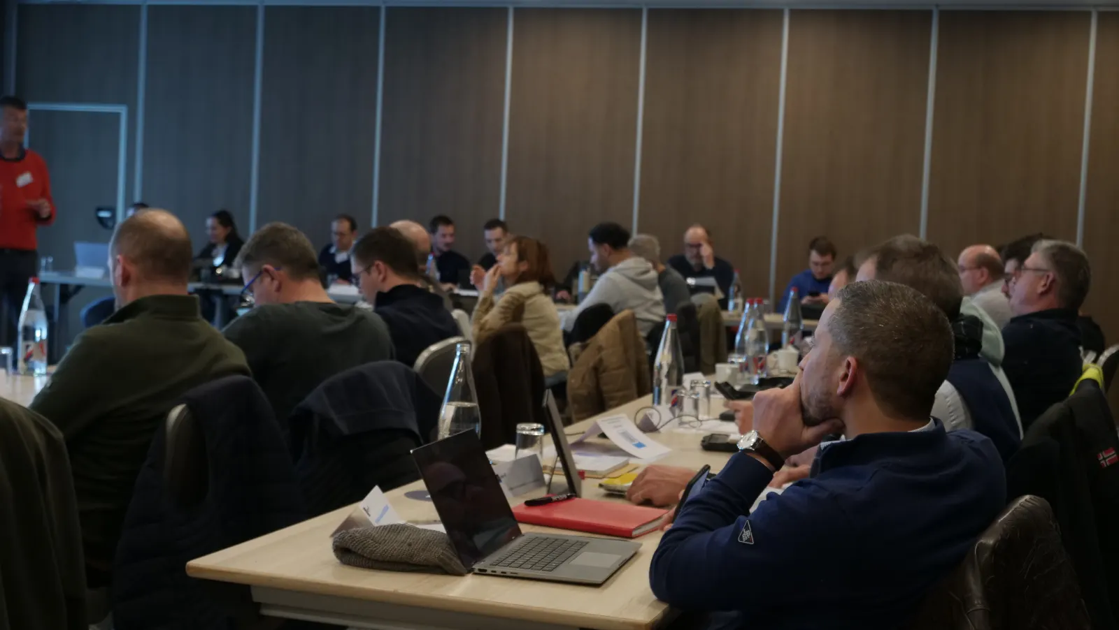 Salle de formation Ivérif remplie de participants installés autour de tables en U