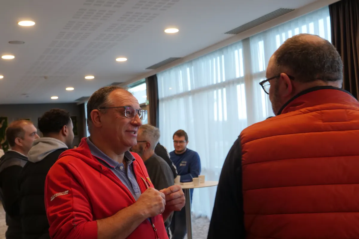 Deux participants échangent pendant une pause d'une formation Ivérif