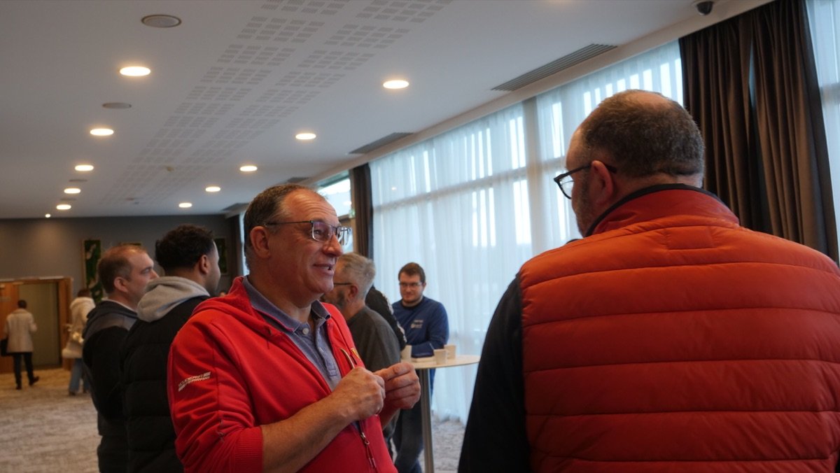 Participants échangeant pendant une rencontre Ivérif